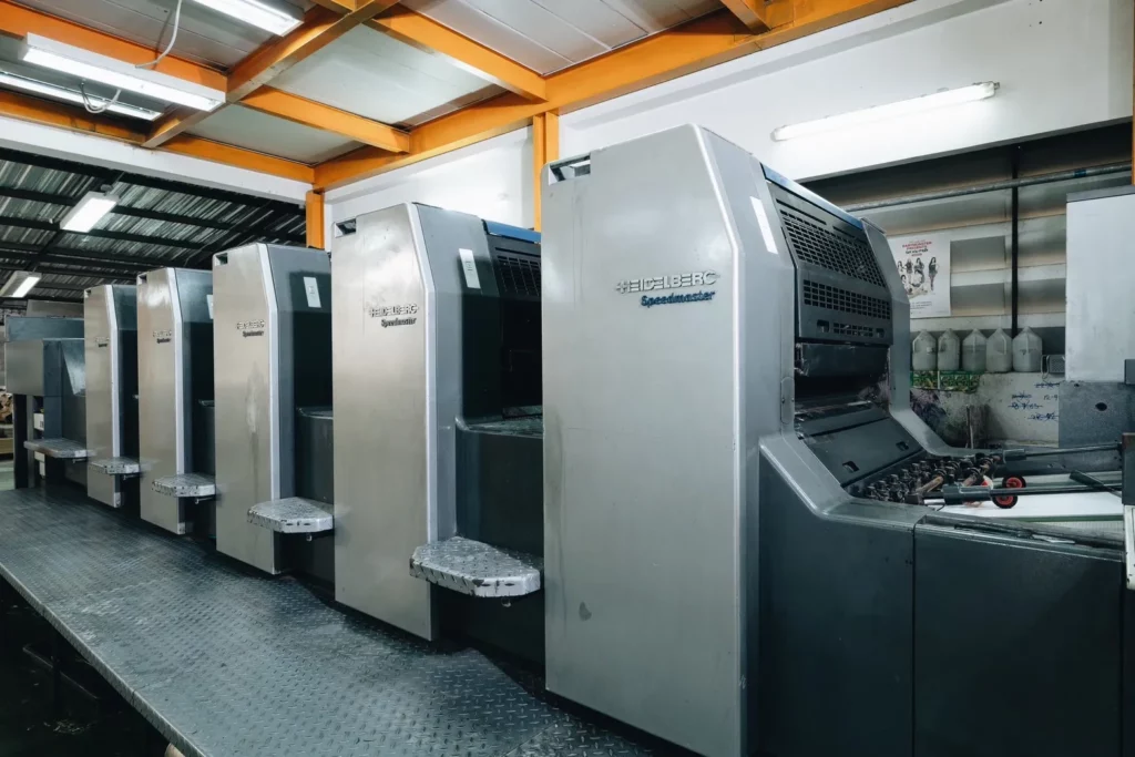 แถวเครื่องพิมพ์ออฟเซ็ท Heidelberg Speedmaster ภายในโรงพิมพ์ UNBOX